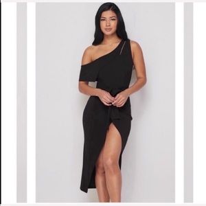 Banjul Asymmetrical black dress with a zipper